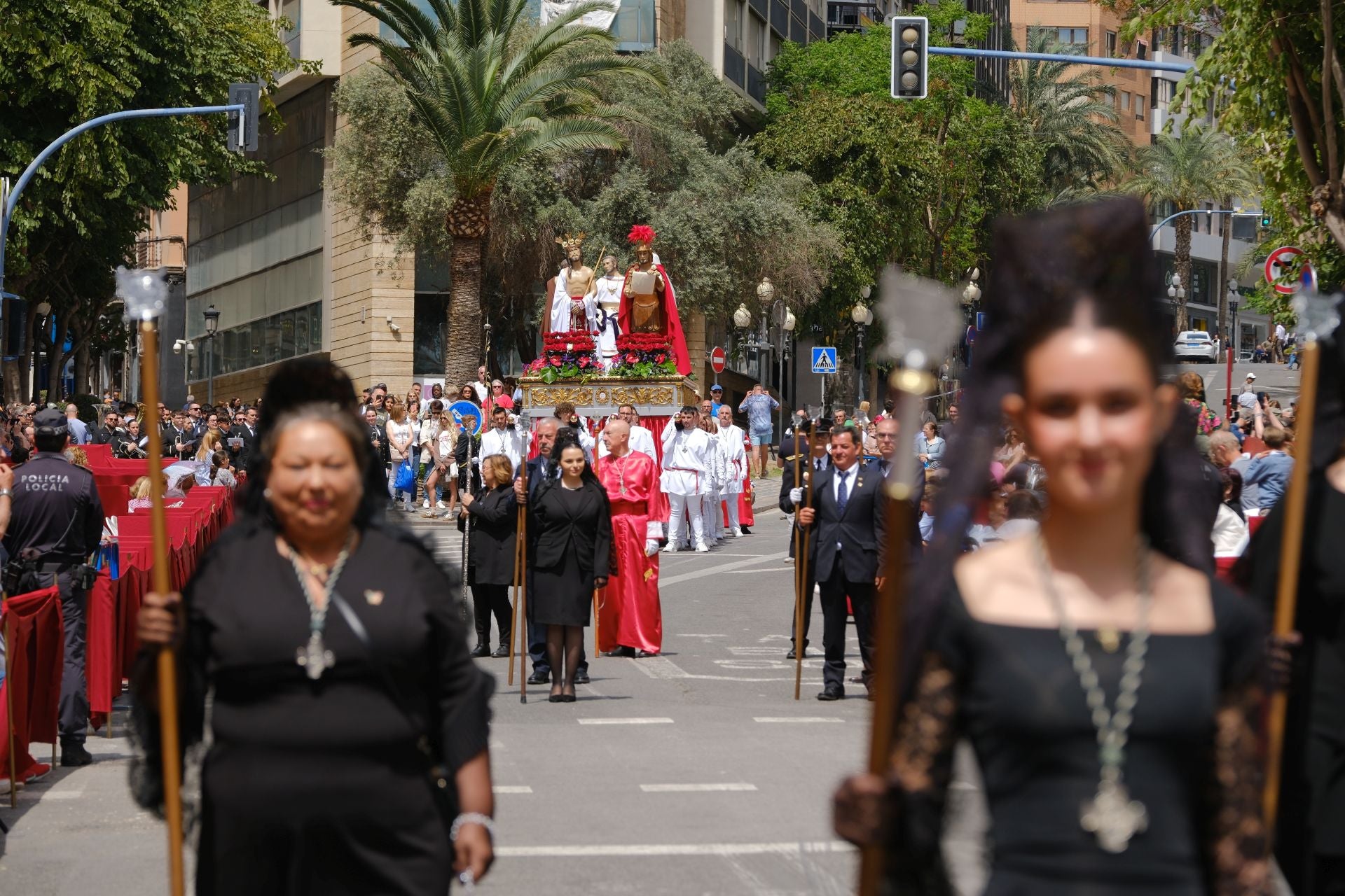 La Sentencia de Jesús llena de emoción las calles de Alicante en la mañana del Viernes Santo