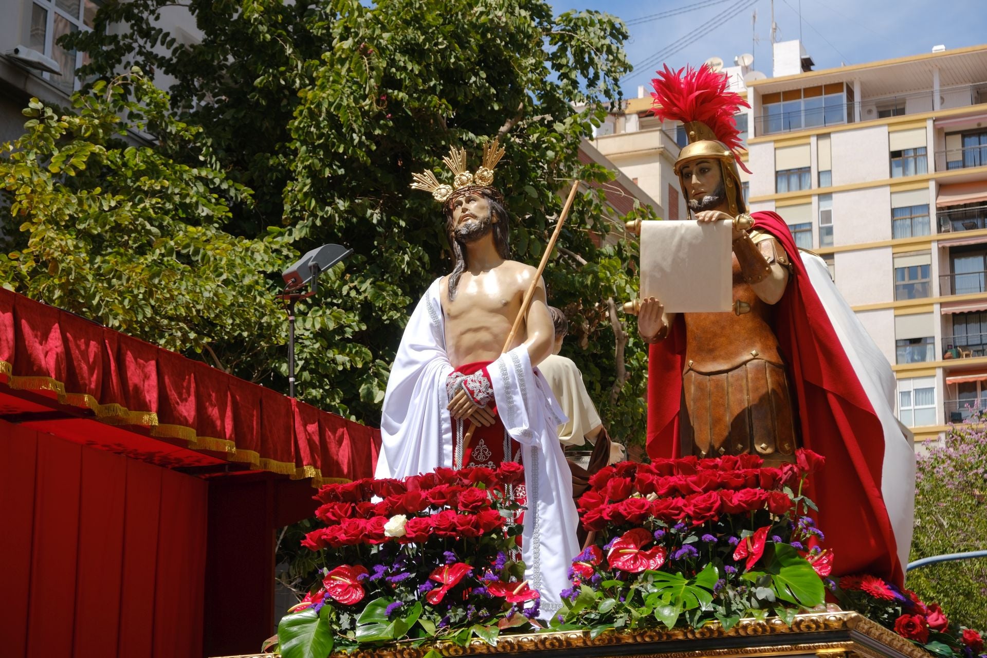 La Sentencia de Jesús llena de emoción las calles de Alicante en la mañana del Viernes Santo