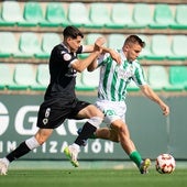 El herculano Colomina persigue a Pablo García durante el encuentro de este sábado en Sevilla.