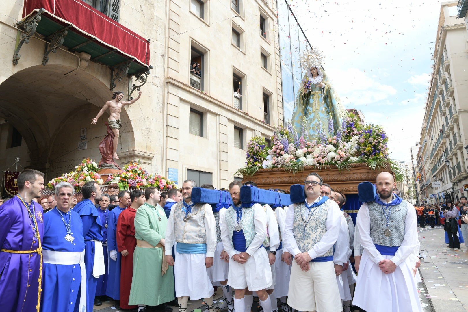 La Virgen de la Alegría y el Cristo Resucitado se encuentran en la plaza del Ayuntamiento de Alicante