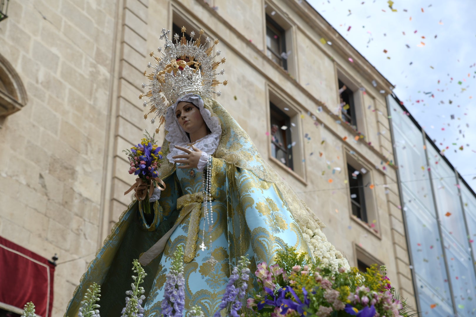La Virgen de la Alegría y el Cristo Resucitado se encuentran en la plaza del Ayuntamiento de Alicante