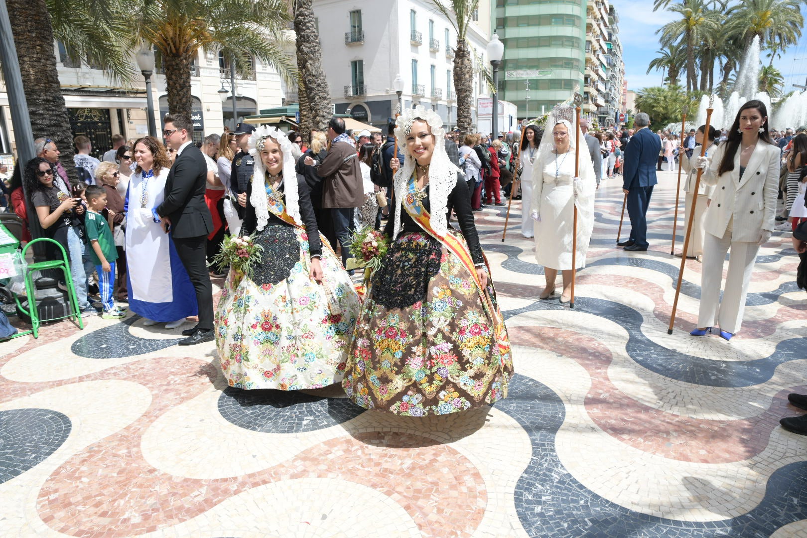 Las candidatas a bellea del foc escoltan a la Virgen de la Alegría