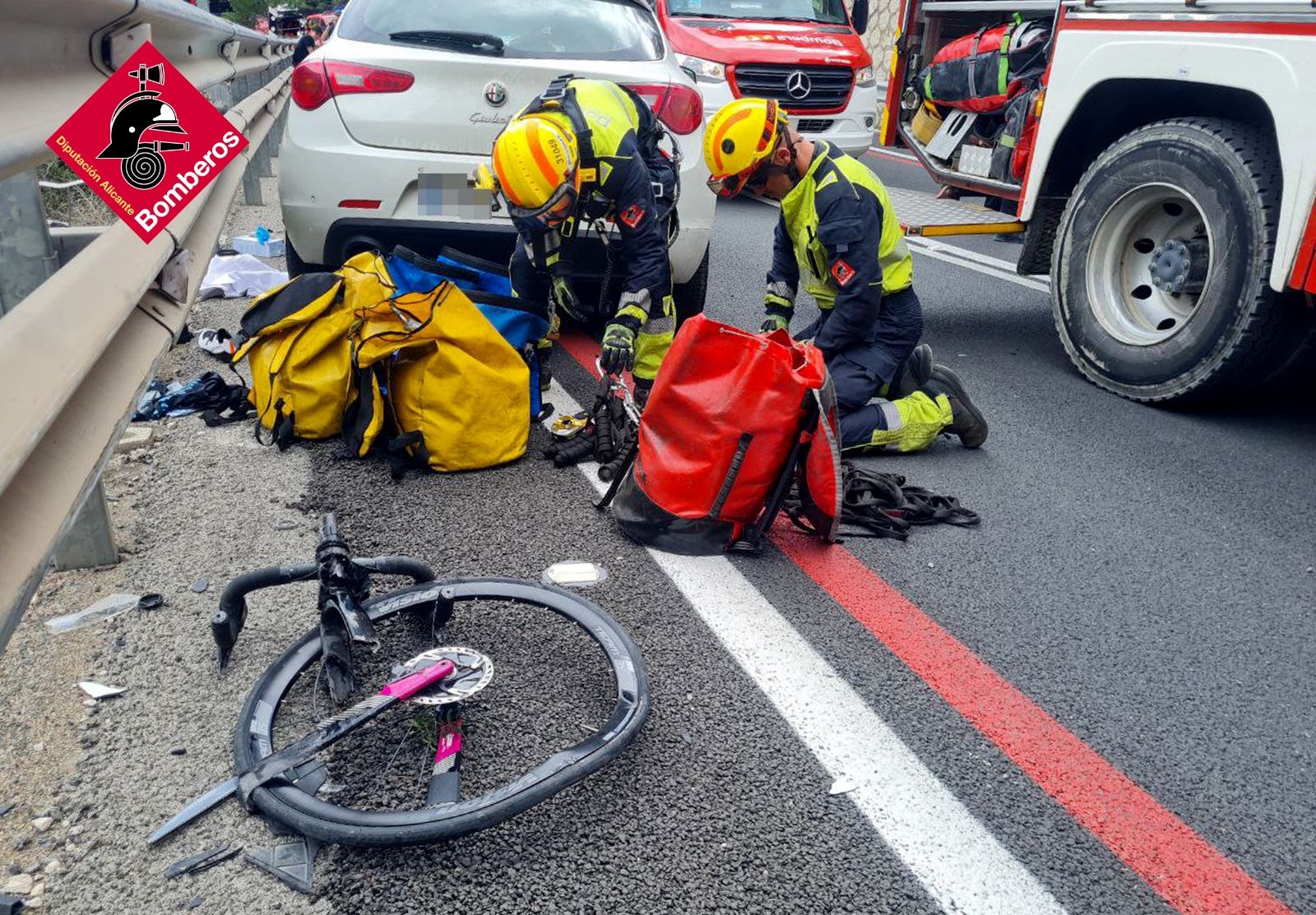 Las impactantes imágenes tras el atropello mortal a un grupo de ciclistas en la provincia de Alicante