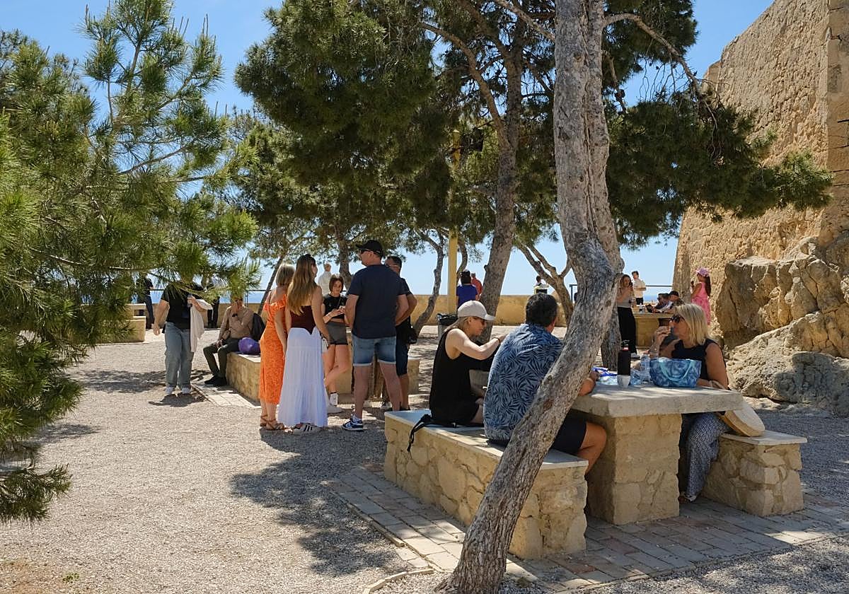 Alicantinos y turistas celebran la Pascua en el castillo de Santa Bárbara