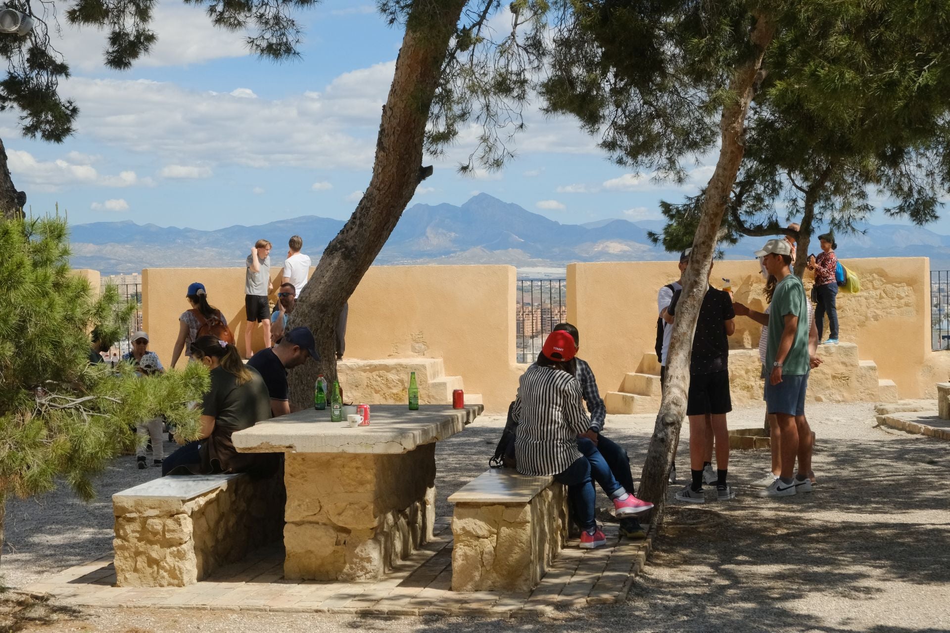 Alicantinos y turistas celebran la Pascua en el castillo de Santa Bárbara