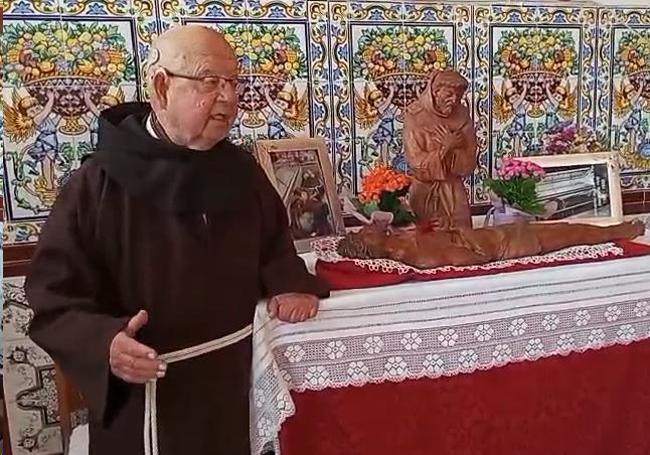 Fray Oltra con su hábito en la Ermita del Pare Pere.