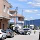 Imagen principal - Choque brutal en un municipio de Alicante: un coche de la Policía Local vuelca en un accidente
