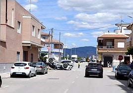 Un vehículo de la Policía Local vuelca durante una urgencia.