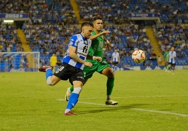 Sotillos persigue el balón frente al Antequera.