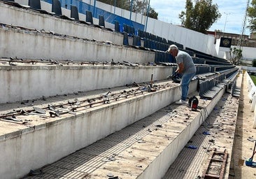 Sustitución de los asientos en el estadio Antonio Solana.