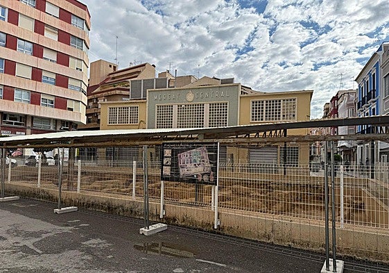 Las vallas, en el perímetro en el Mercado Central de Elche, este martes.