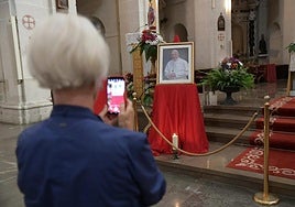 Una mujer en la concatedral de San Nicolás.