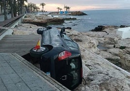 Vehículo accidentado este martes en las rocas del paseo marítimo de Torrevieja.