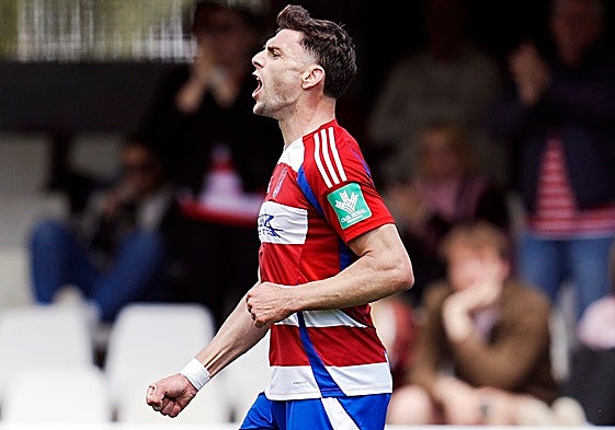 Lucas Boyé celebra un gol con el Granada.