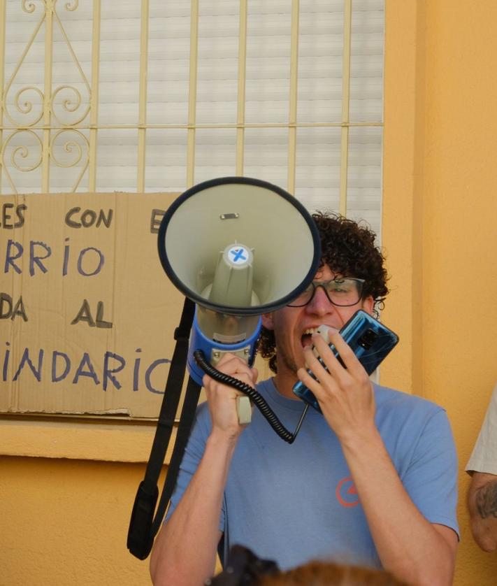 Imagen secundaria 2 - Various moments of the protest.