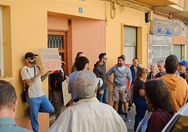 Protesta en la puerta del edificio.