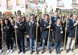 Carlos Mazón junto al resto de políticos municipales en la romería del 2024.