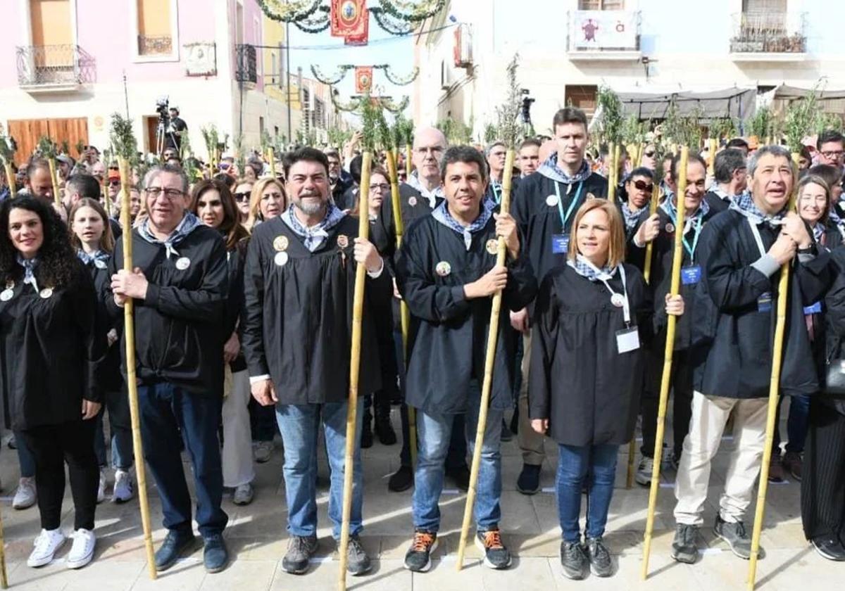 Carlos Mazón junto al resto de políticos municipales en la romería del 2024.