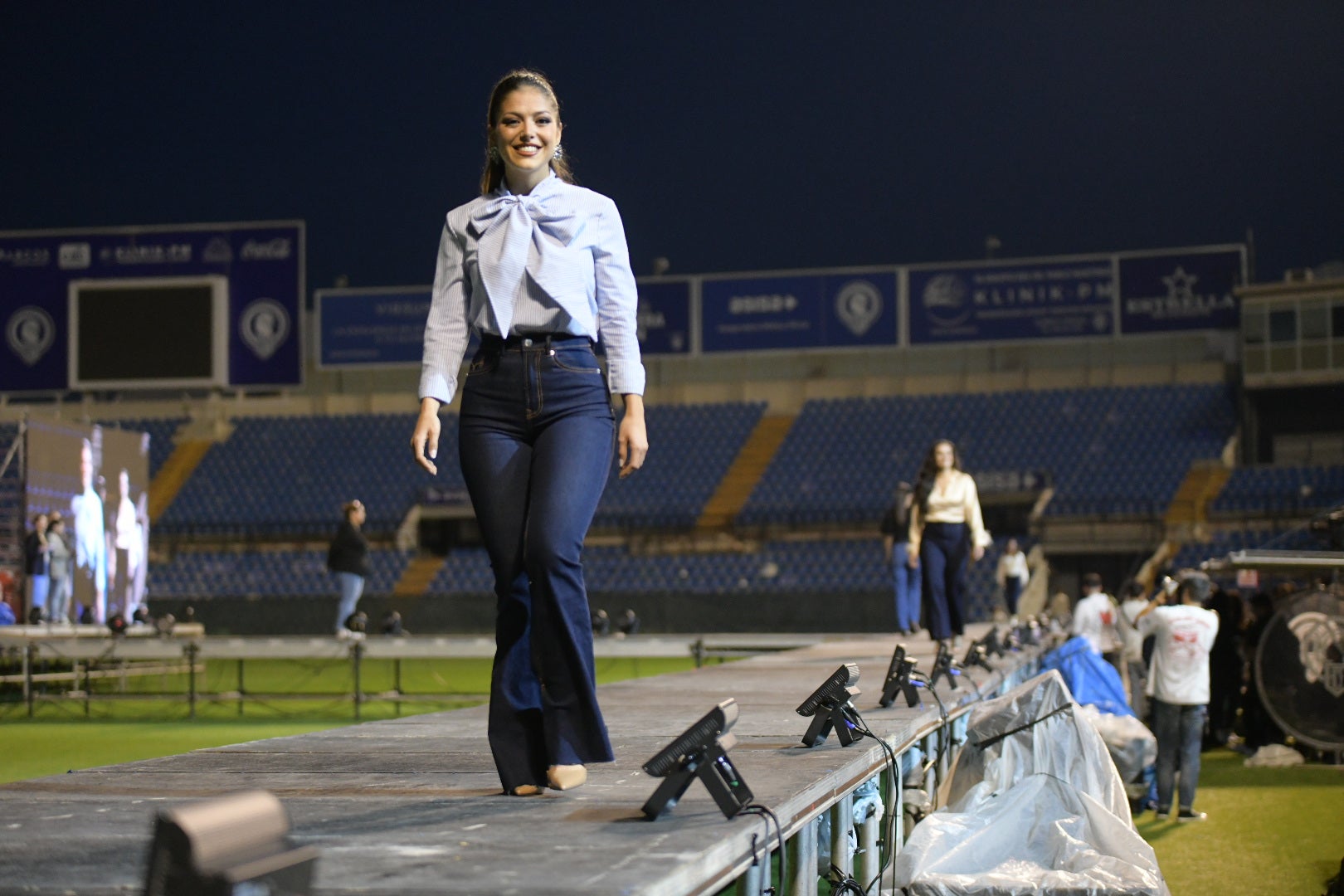 Las candidatas a bellea del foc de Alicante ensayan en la pasarela del Rico Pérez