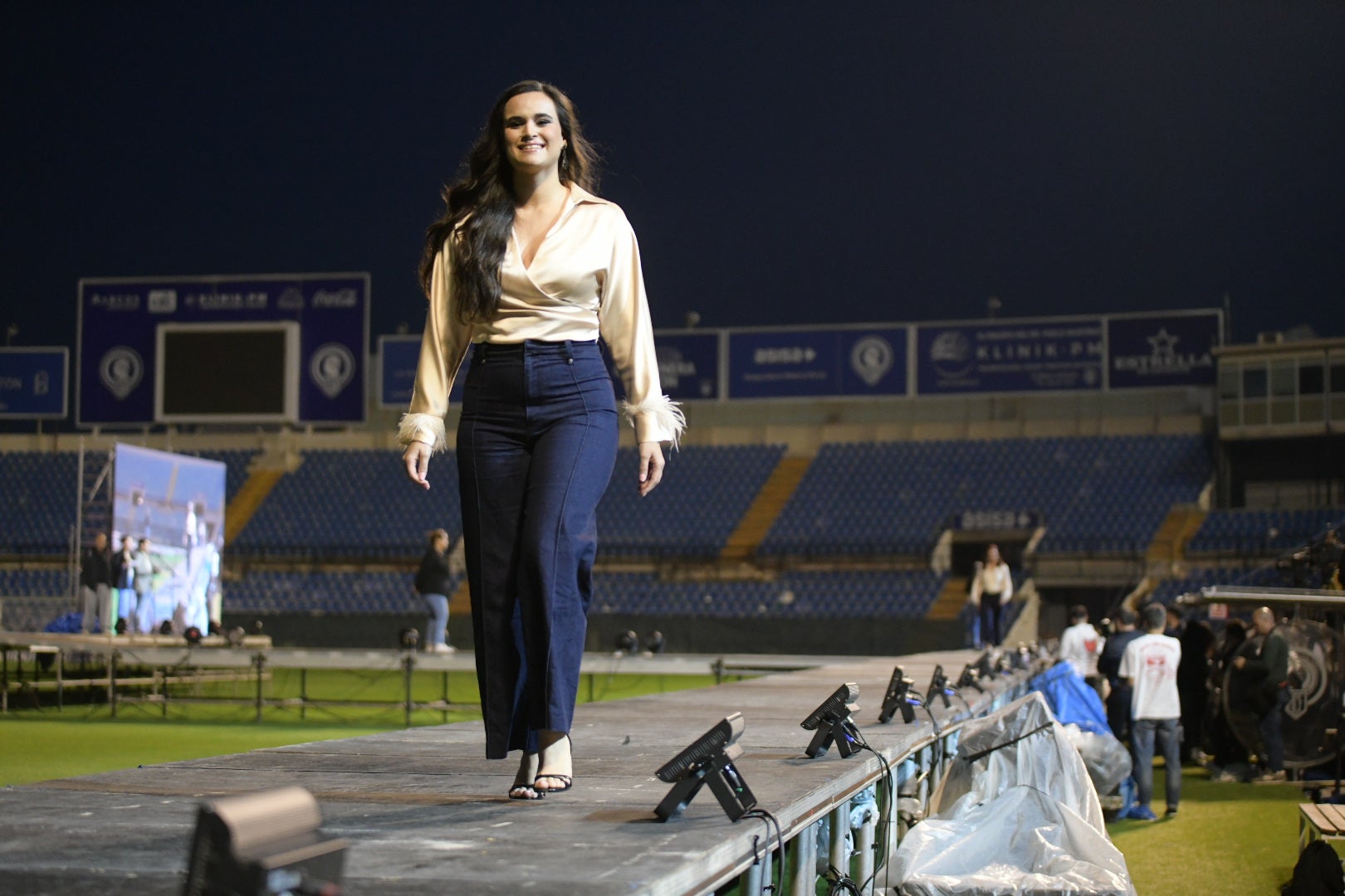 Las candidatas a bellea del foc de Alicante ensayan en la pasarela del Rico Pérez