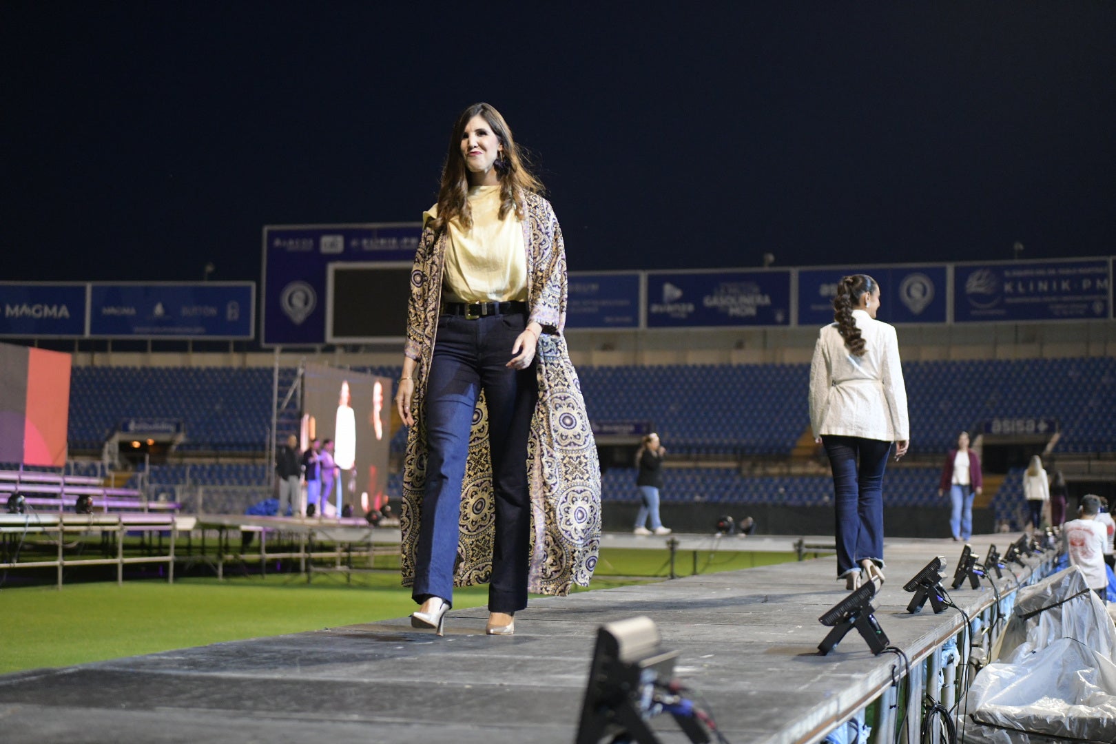 Las candidatas a bellea del foc de Alicante ensayan en la pasarela del Rico Pérez