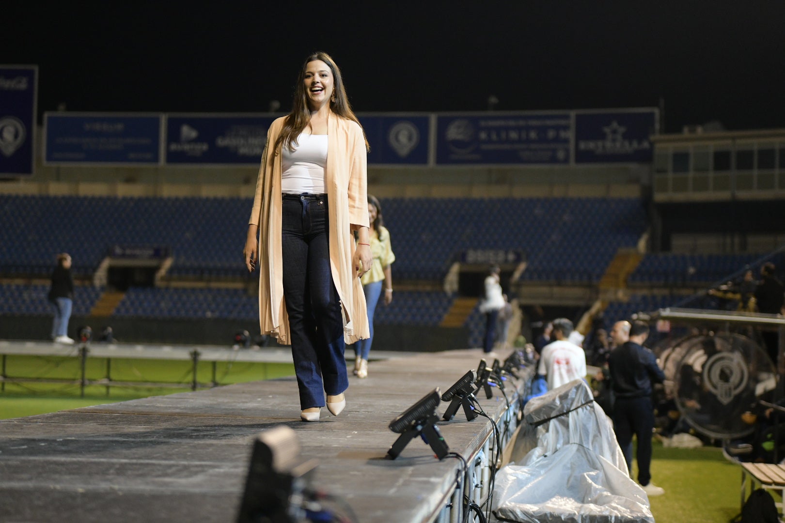 Las candidatas a bellea del foc de Alicante ensayan en la pasarela del Rico Pérez