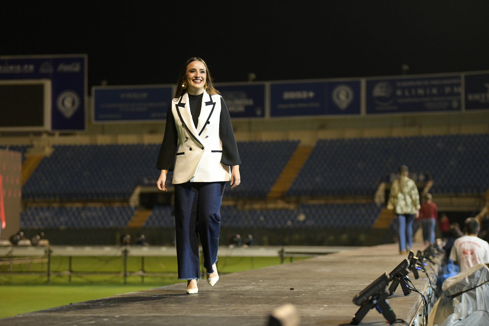 Las candidatas a bellea del foc de Alicante ensayan en la pasarela del Rico Pérez