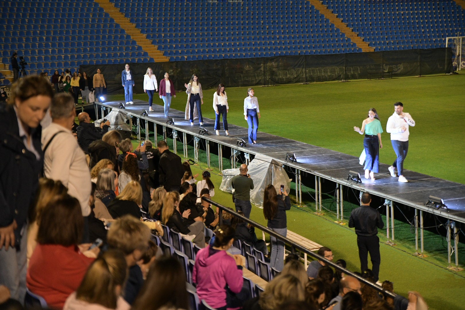 Las candidatas a bellea del foc de Alicante ensayan en la pasarela del Rico Pérez