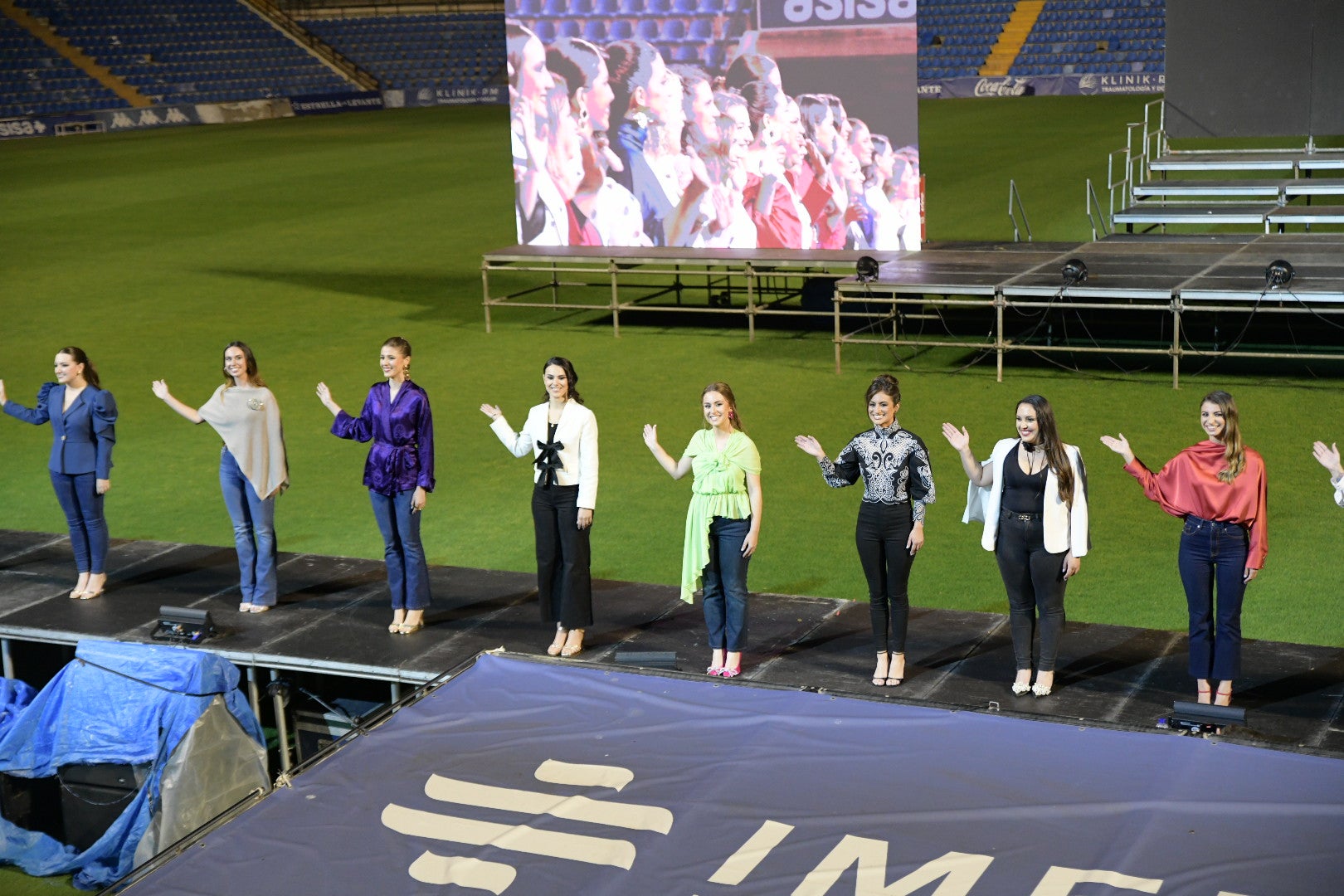 Las candidatas a bellea del foc de Alicante ensayan en la pasarela del Rico Pérez