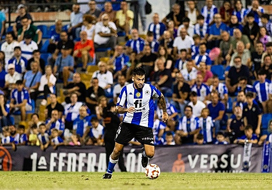 Mario García conduce el balón durante un partido en el Rico Pérez.