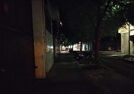 Calle Portugal sin luz en las aceras por la noche.