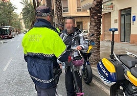 La Policía Local, en un control a un patinete eléctrico.