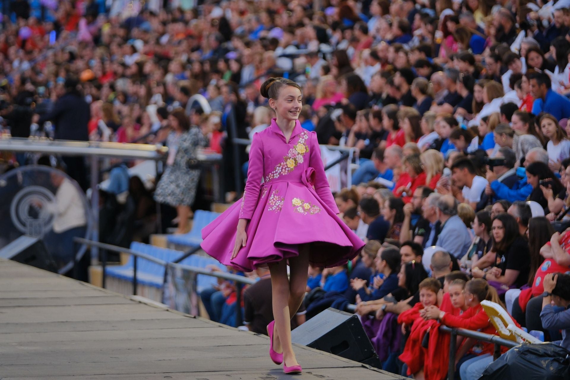 Las candidatas infantiles estrenan la pasarela en el Rico Pérez