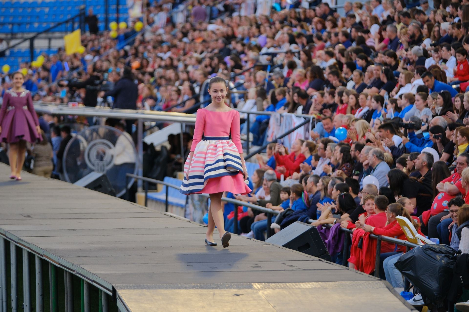 Las candidatas infantiles estrenan la pasarela en el Rico Pérez