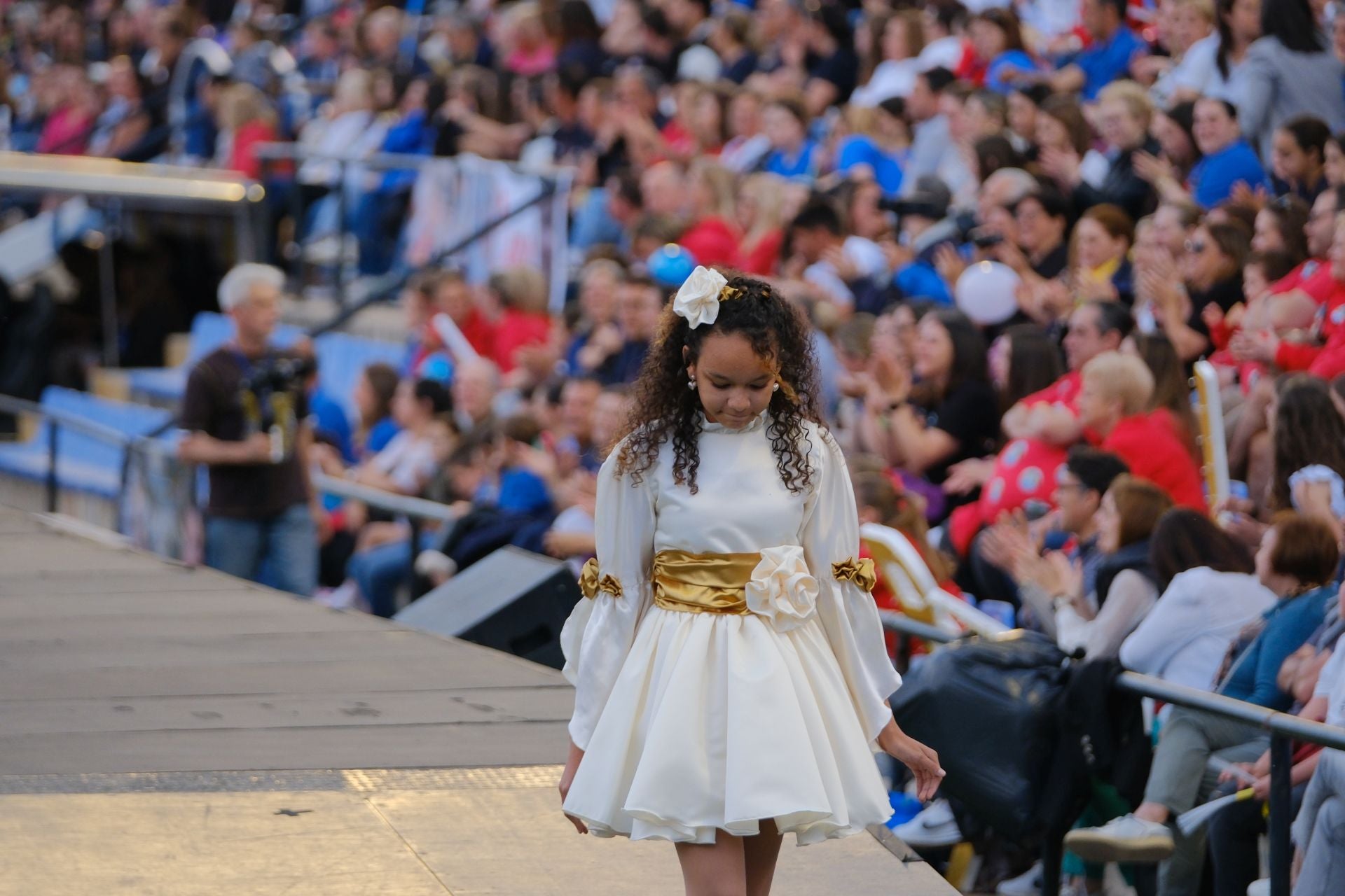 Las candidatas infantiles estrenan la pasarela en el Rico Pérez