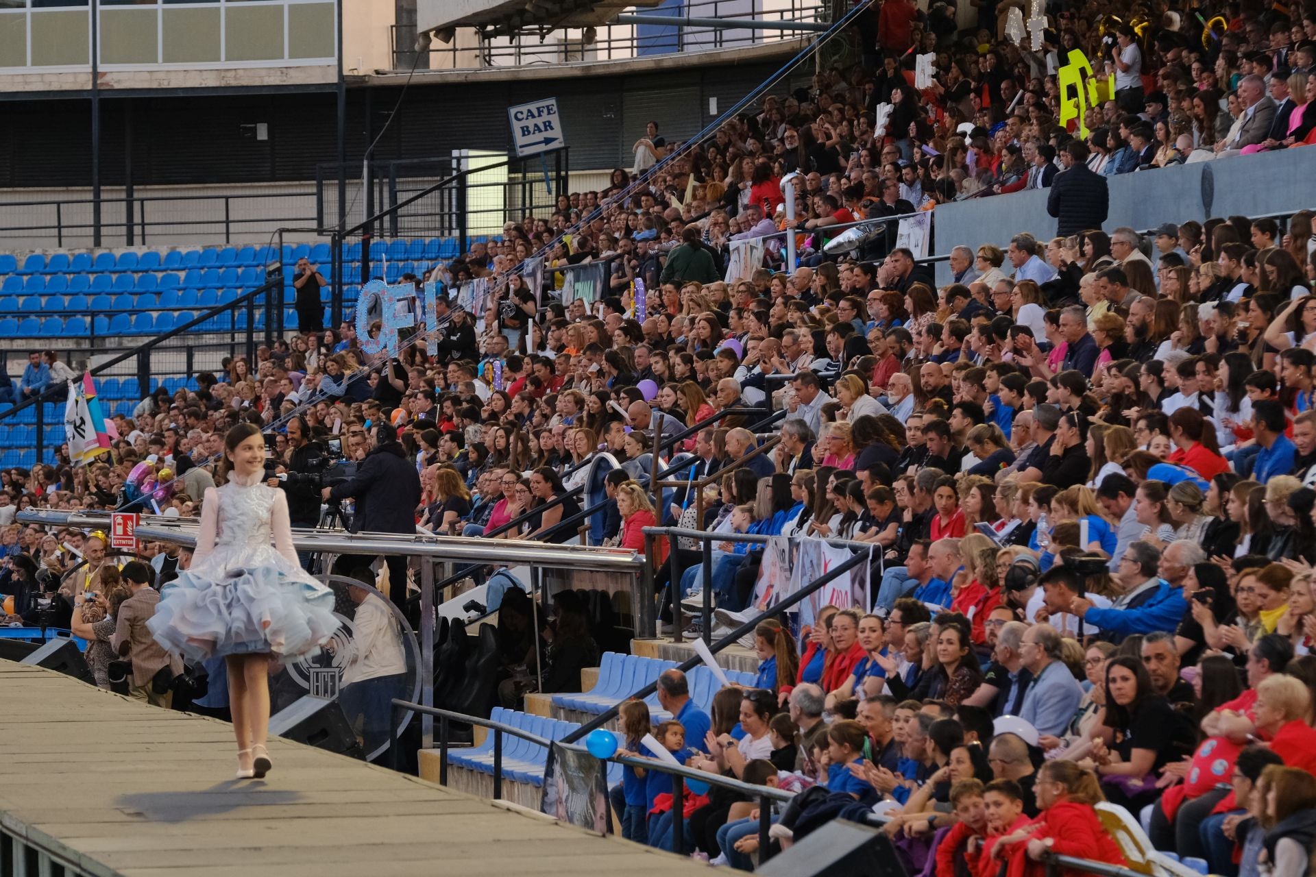 Las candidatas infantiles estrenan la pasarela en el Rico Pérez
