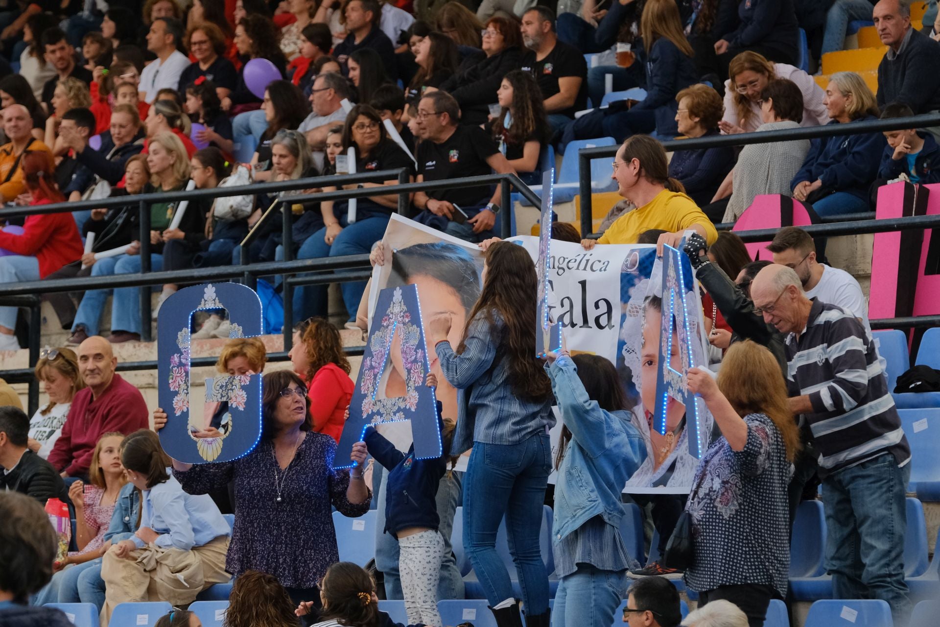 Las candidatas infantiles estrenan la pasarela en el Rico Pérez