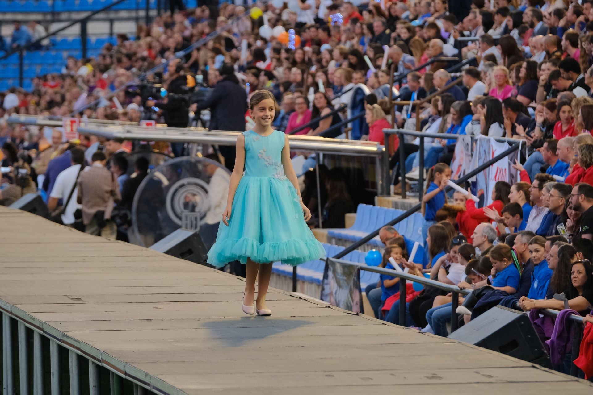 Las candidatas infantiles estrenan la pasarela en el Rico Pérez