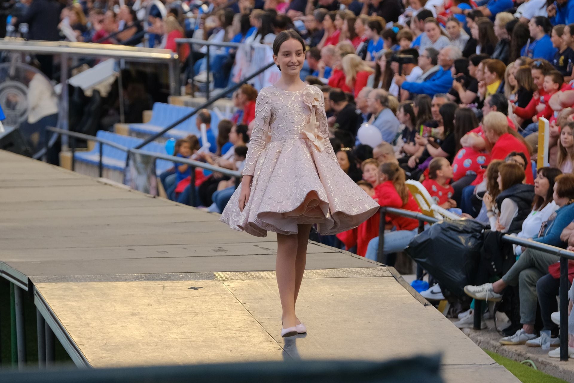 Las candidatas infantiles estrenan la pasarela en el Rico Pérez
