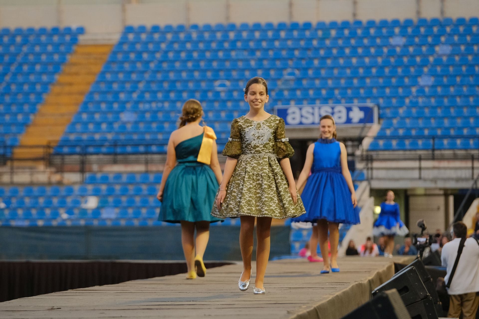 Las candidatas infantiles estrenan la pasarela en el Rico Pérez