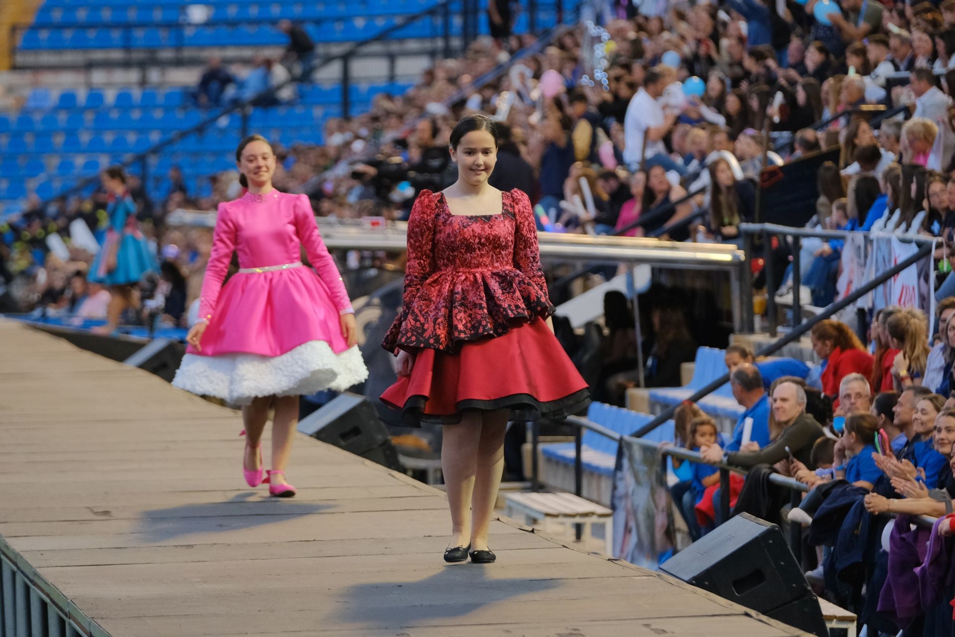 Las candidatas infantiles estrenan la pasarela en el Rico Pérez