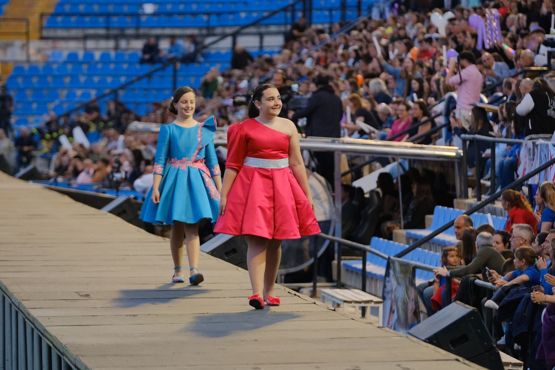 Las candidatas infantiles estrenan la pasarela en el Rico Pérez