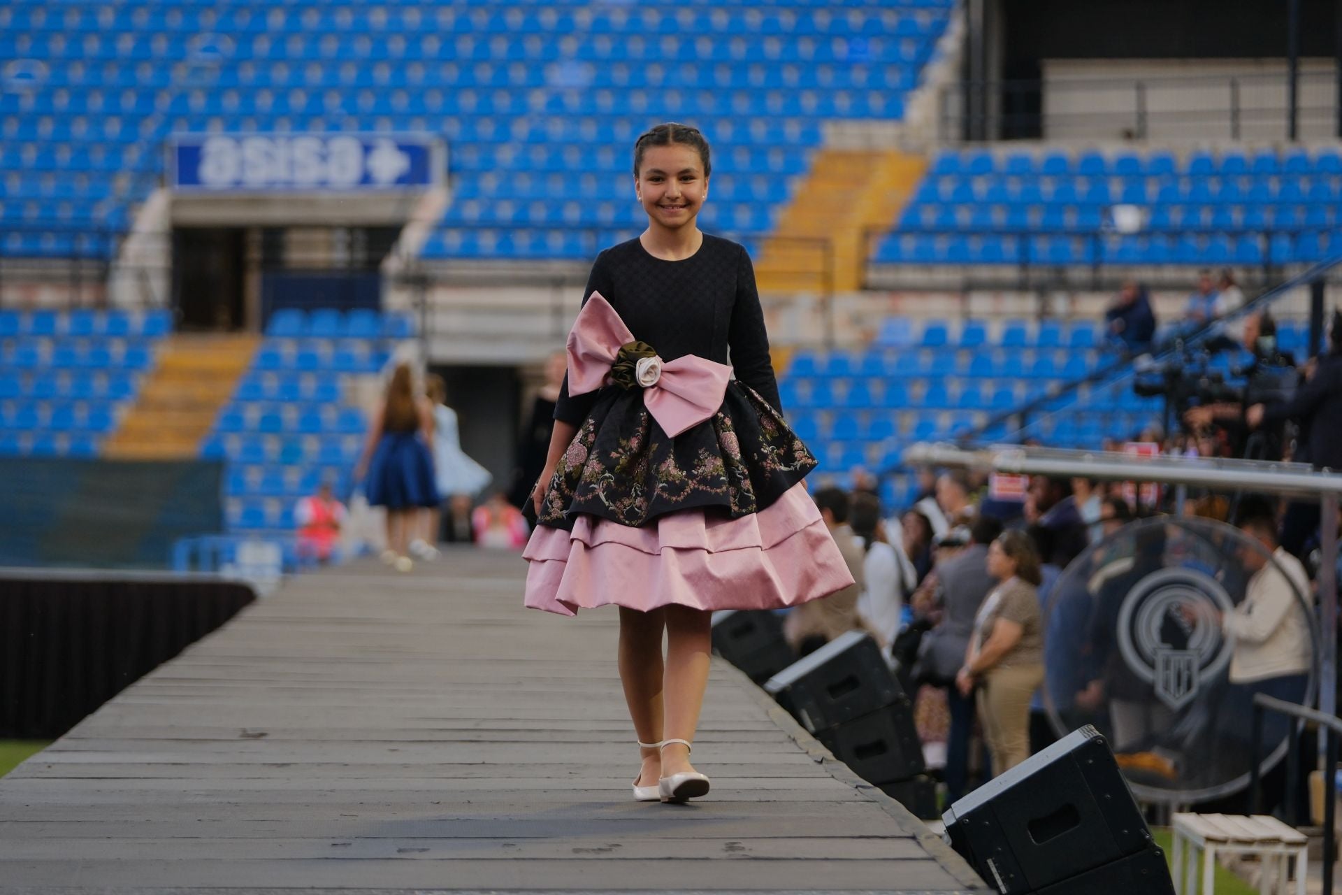 Las candidatas infantiles estrenan la pasarela en el Rico Pérez