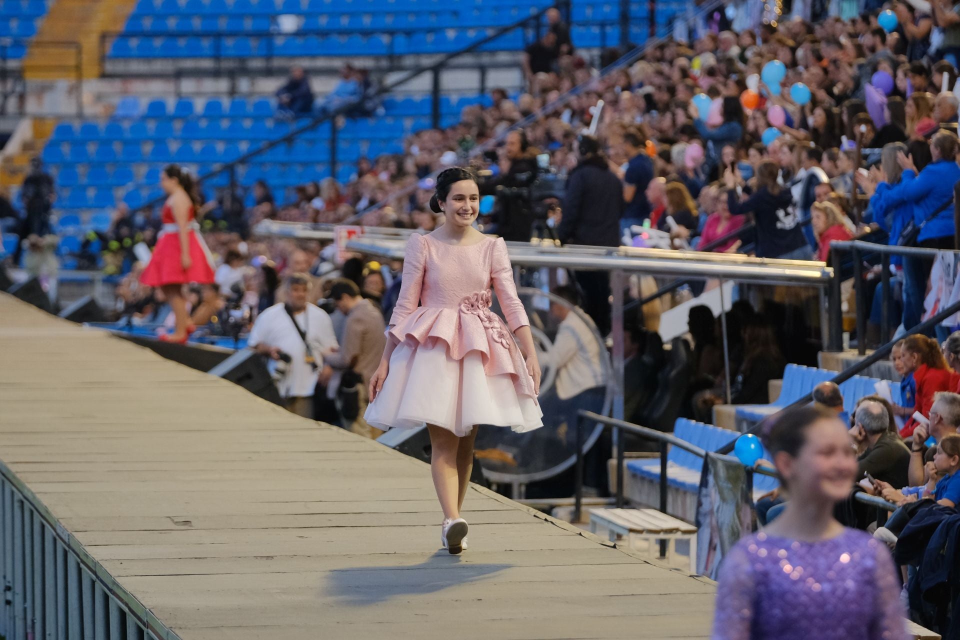 Las candidatas infantiles estrenan la pasarela en el Rico Pérez