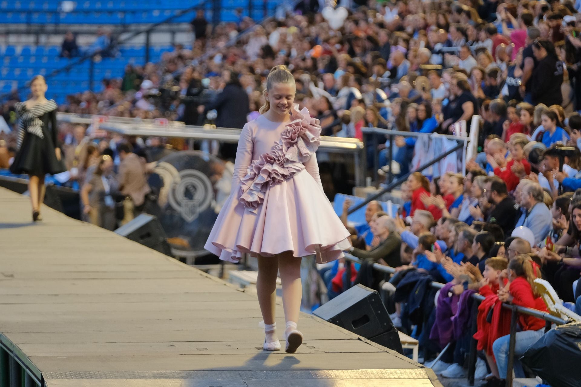 Las candidatas infantiles estrenan la pasarela en el Rico Pérez