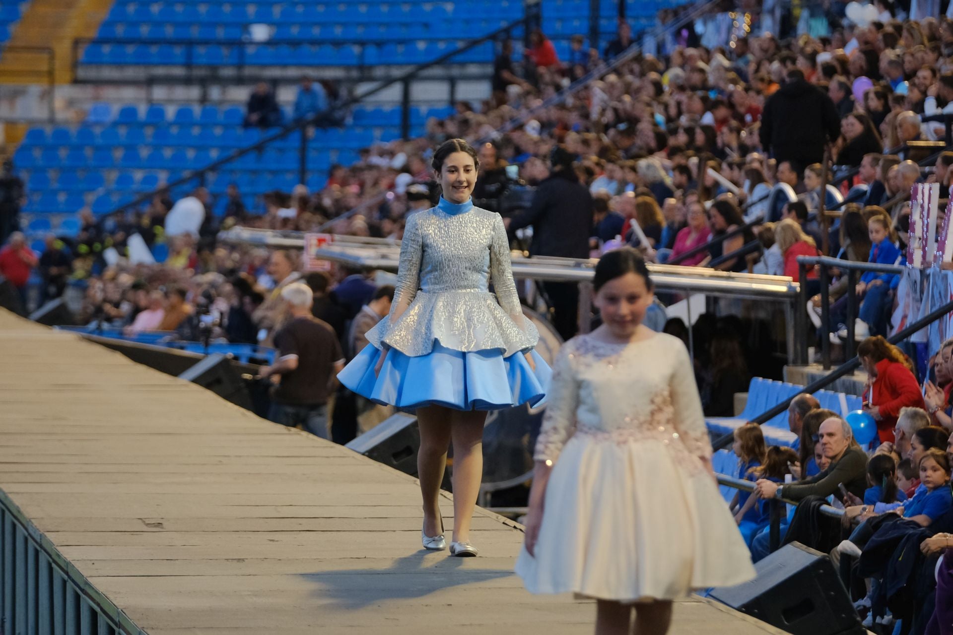 Las candidatas infantiles estrenan la pasarela en el Rico Pérez
