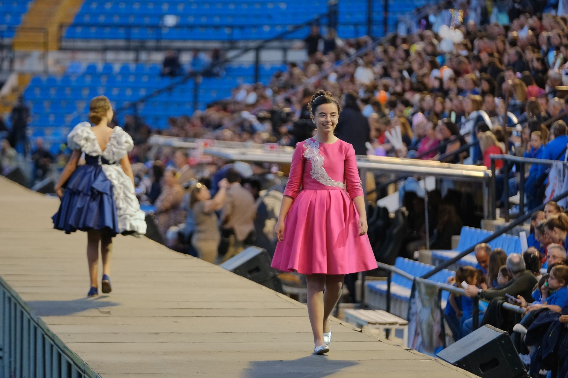 Las candidatas infantiles estrenan la pasarela en el Rico Pérez