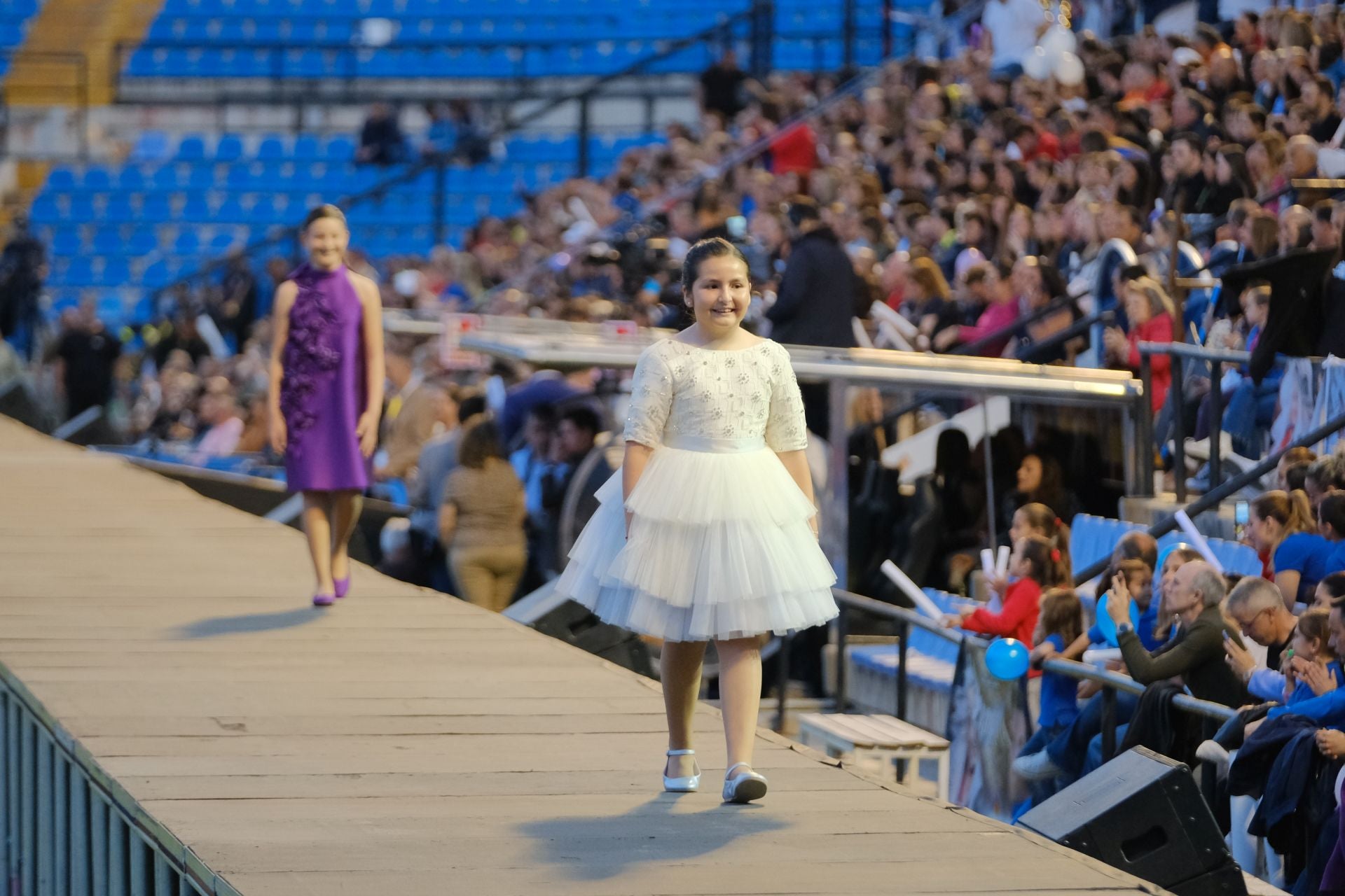 Las candidatas infantiles estrenan la pasarela en el Rico Pérez