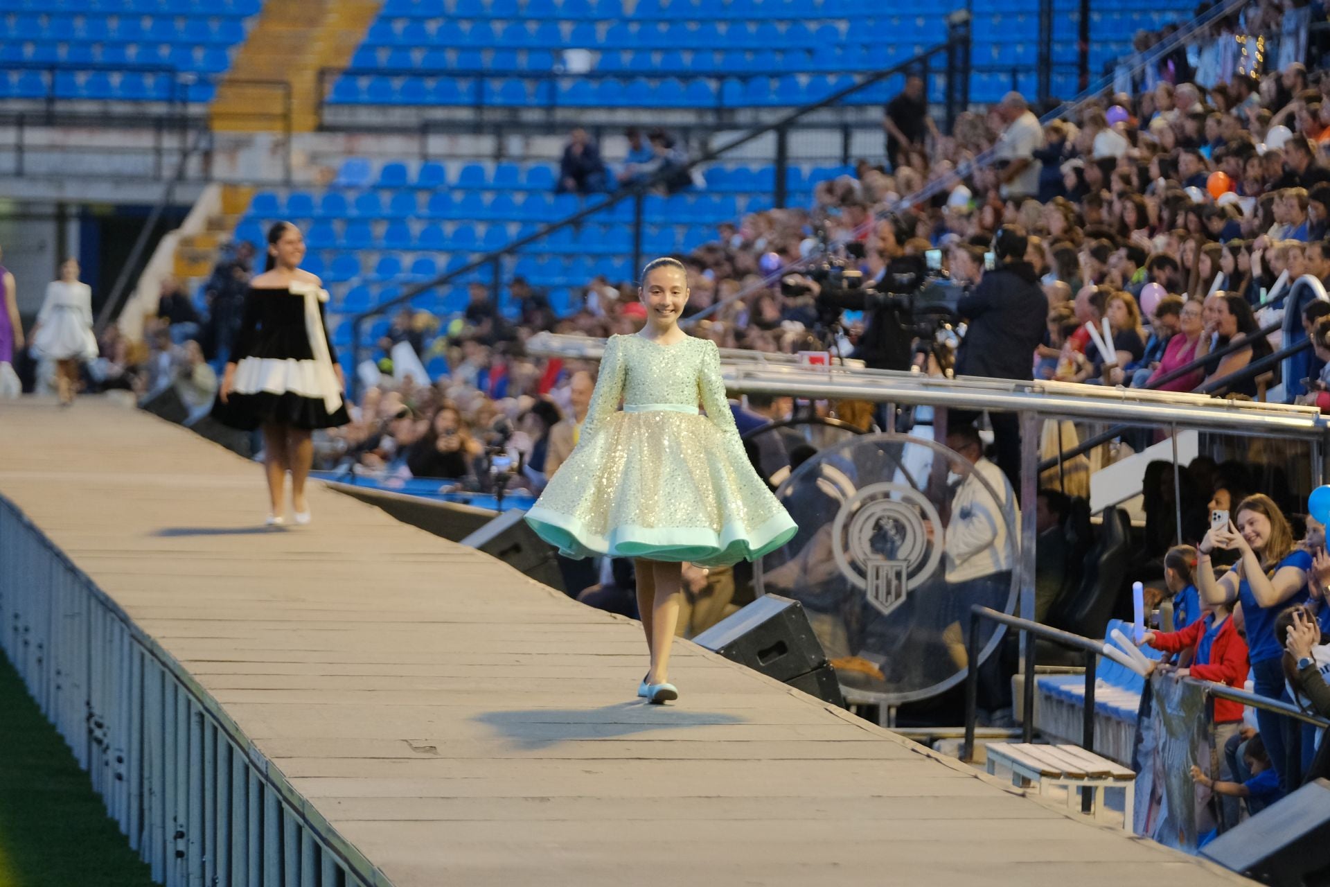 Las candidatas infantiles estrenan la pasarela en el Rico Pérez