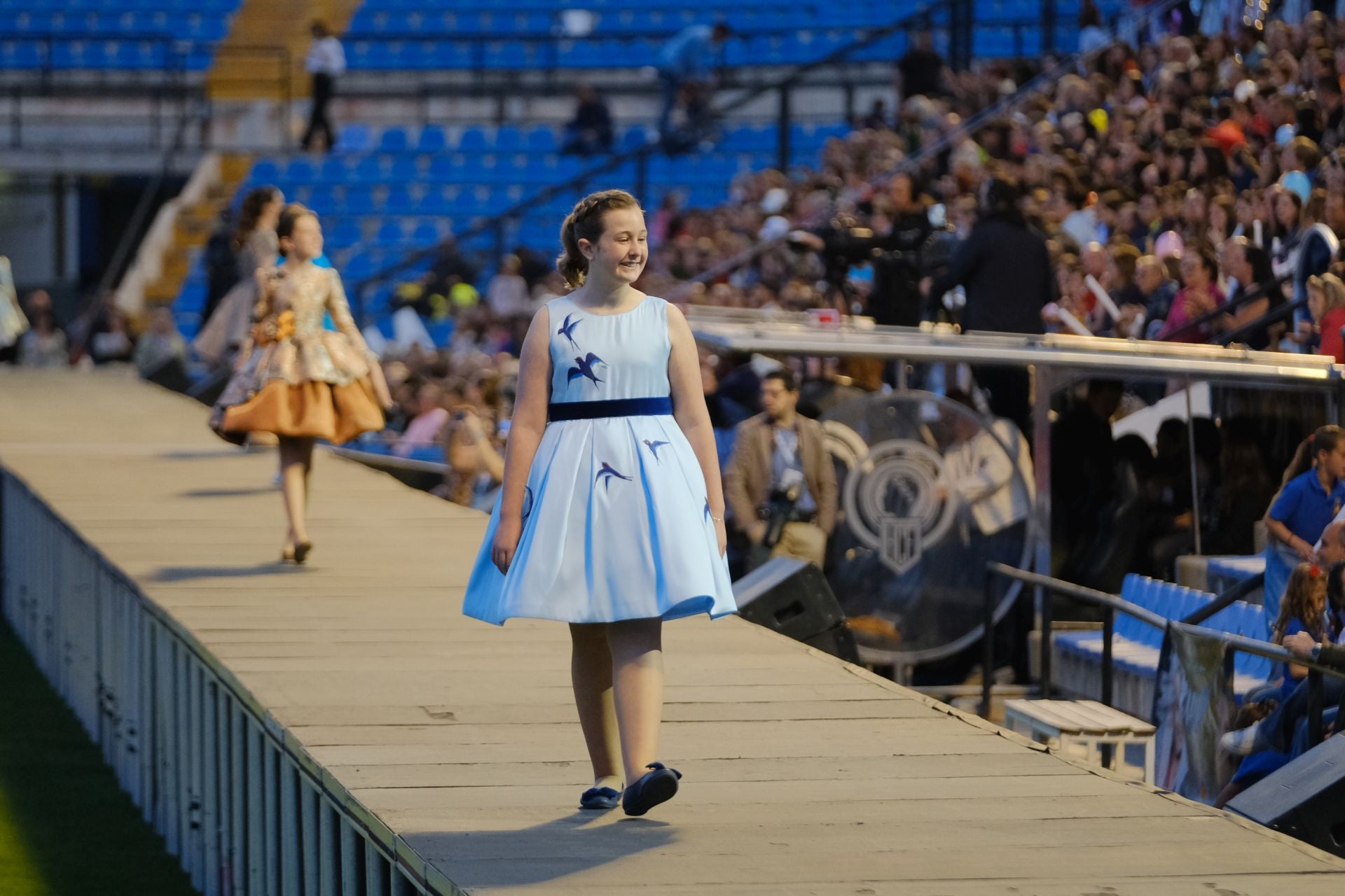 Las candidatas infantiles estrenan la pasarela en el Rico Pérez